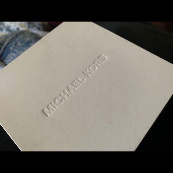 Authentic Michael Kors Sofie Pave Smartwatch - Picture 6 of 6